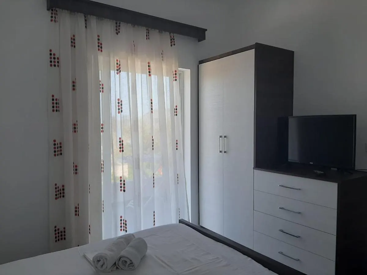 Tophill Apartments Borsh