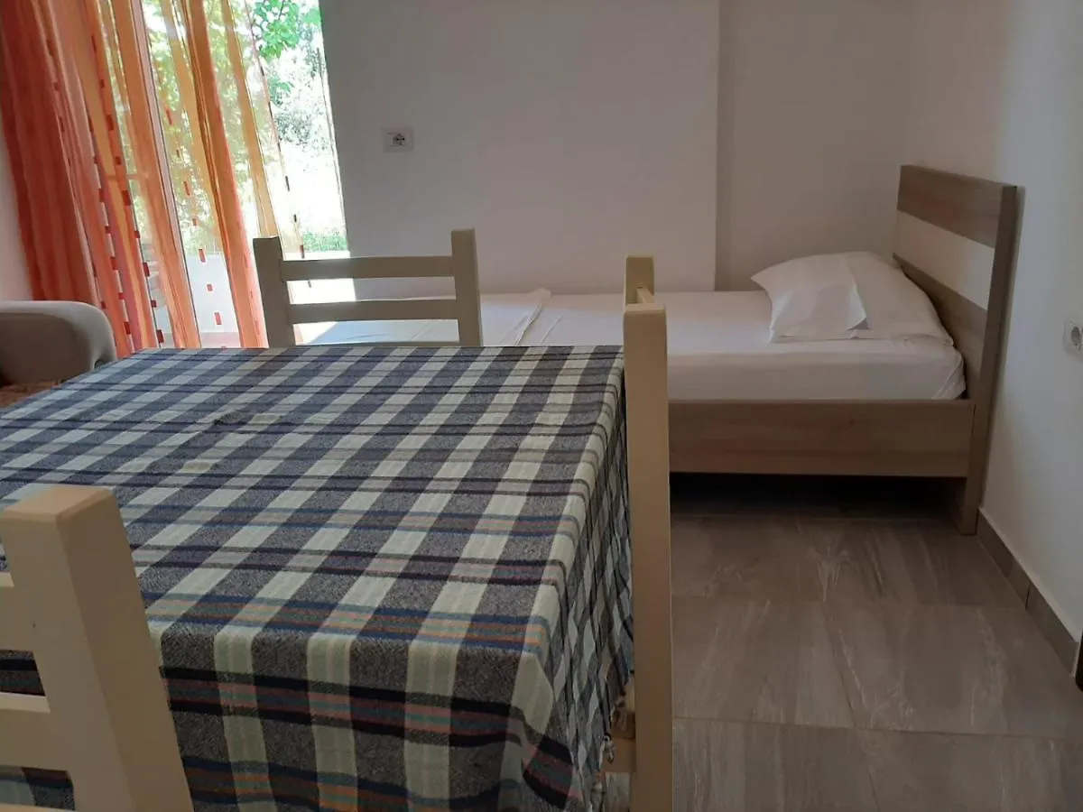 Tophill Apartments Borsh
