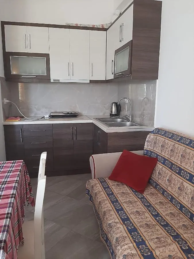 Tophill Apartments Borsh