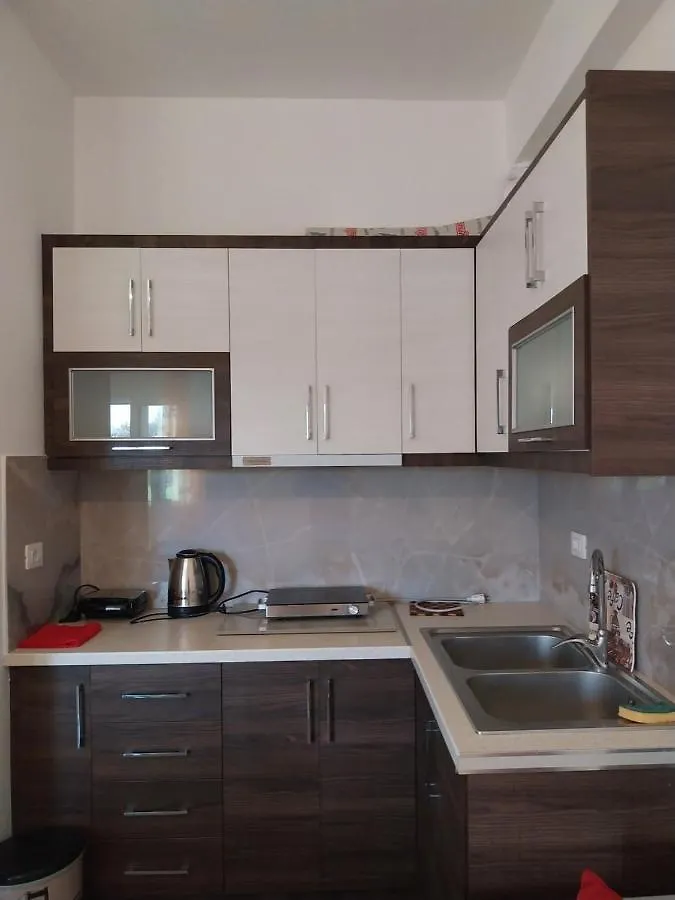 Tophill Apartments Borsh