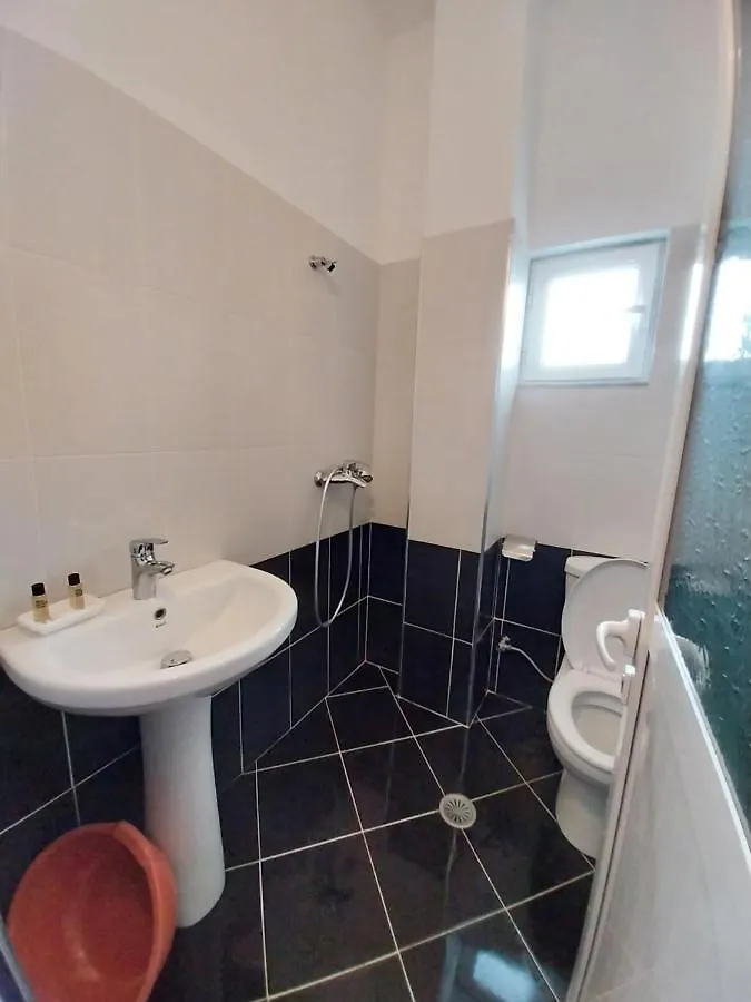 Tophill Apartments Borsh