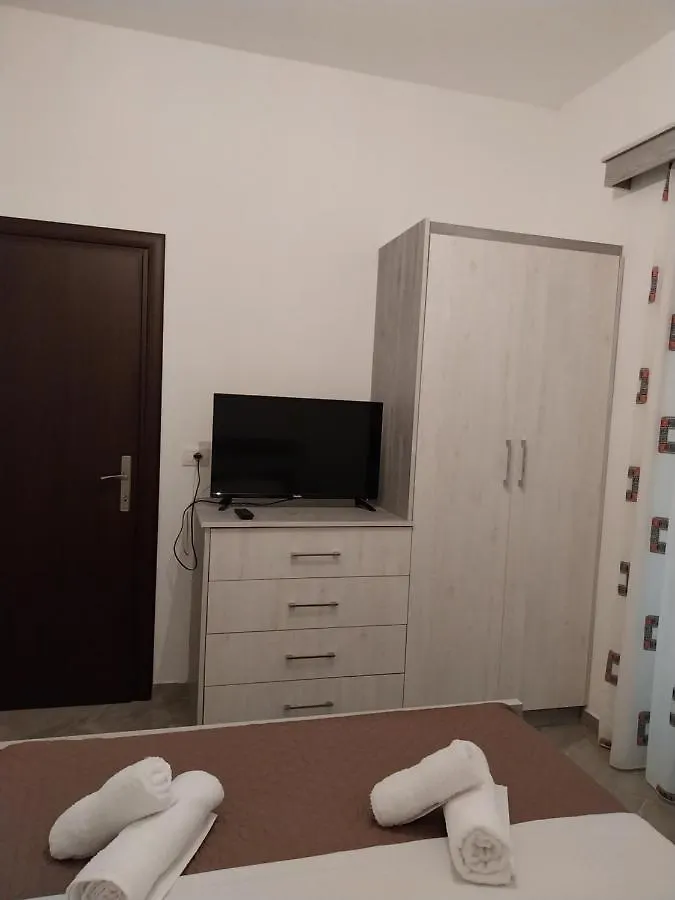 Tophill Apartments Borsh