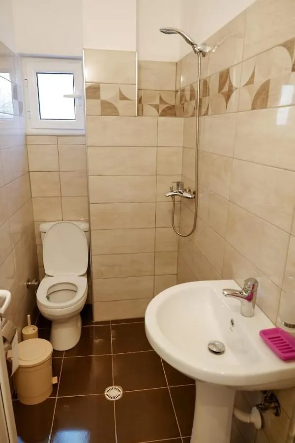 Tophill Apartments Borsh